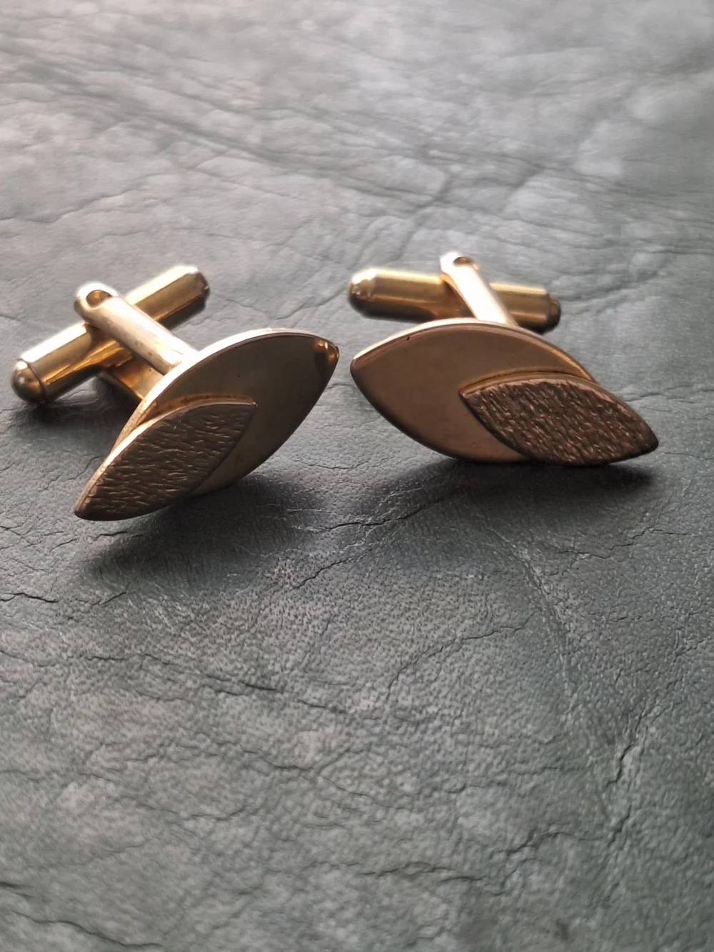 Vintage Gold Men’s Cufflinks with Textured Leaf Accent